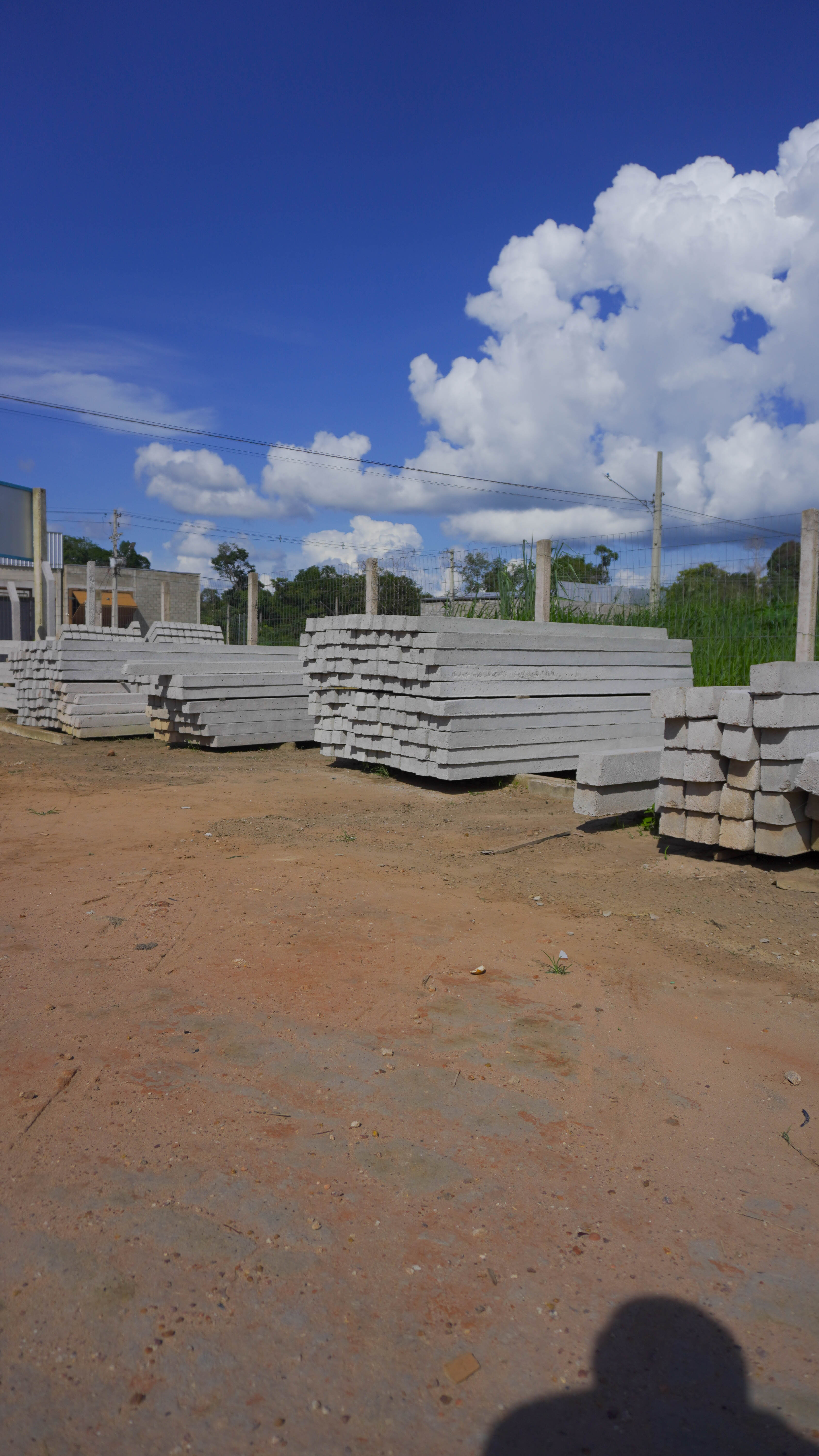 Estoque de mourões de concreto prontos para venda em Sinop MT