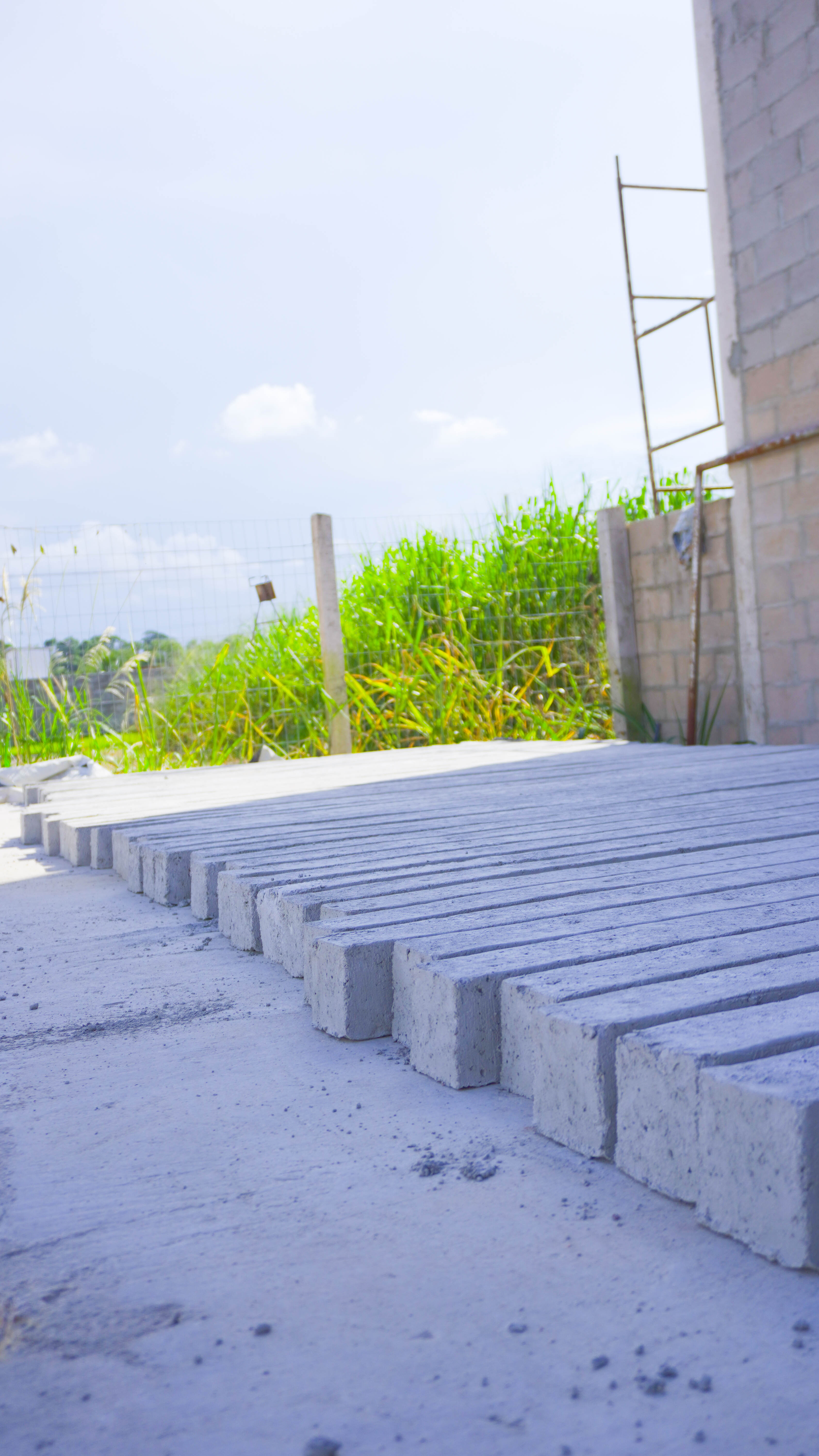 Mourões de concreto em processo de cura e secagem - WN Pré-Moldados Sinop